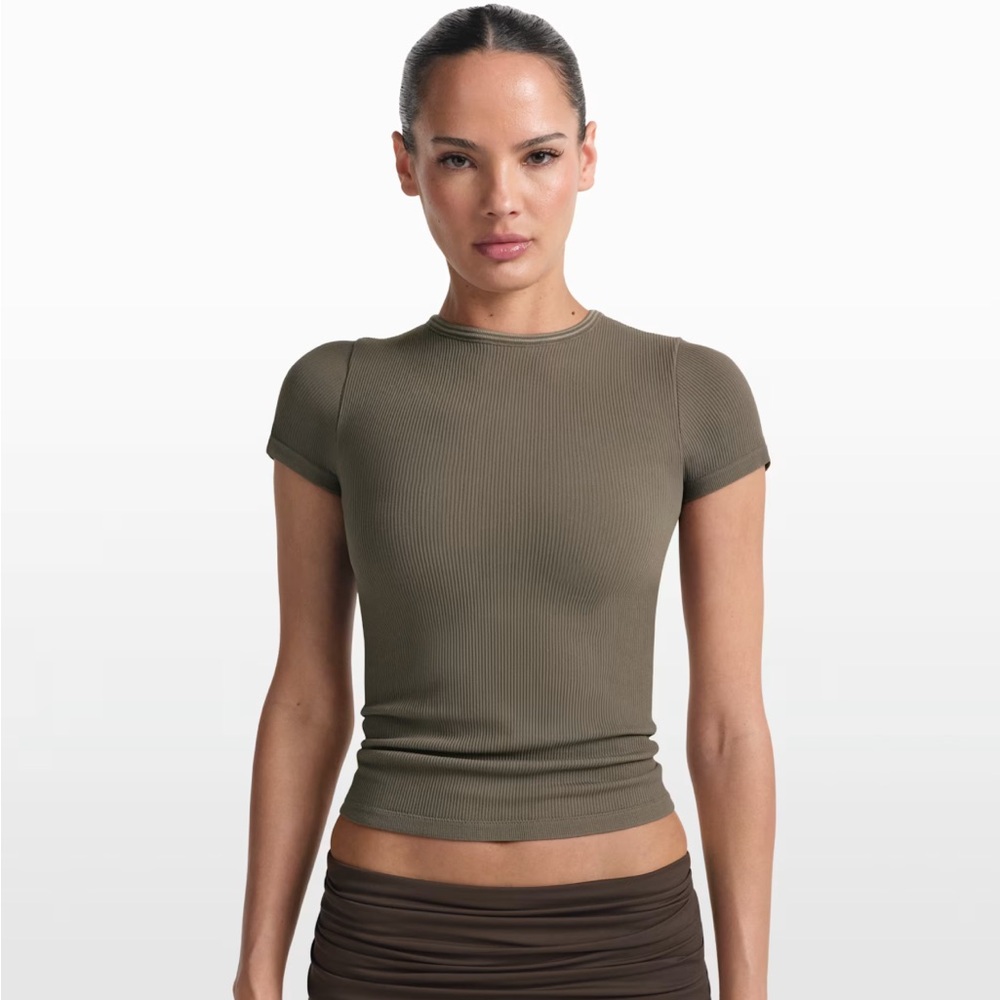 NikeSKIMS Ribbed Seamless
Women's Short-Sleeve Top NWT- Med - Picture 3 of 6